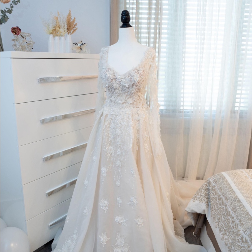 Unk Elegant Lace Wedding Dress - Cream and White